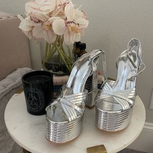 SILVER METALLIC OPEN TOE PLATFORM BLOCK HEELS.
